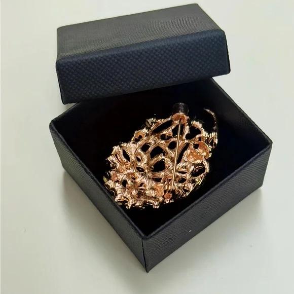 Elegant Gold Leaf Brooch with stones in a black jewelry box NWT - Picture 5 of 6